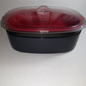 TUPPERWARE .OVAL MICROWAVE COOKER